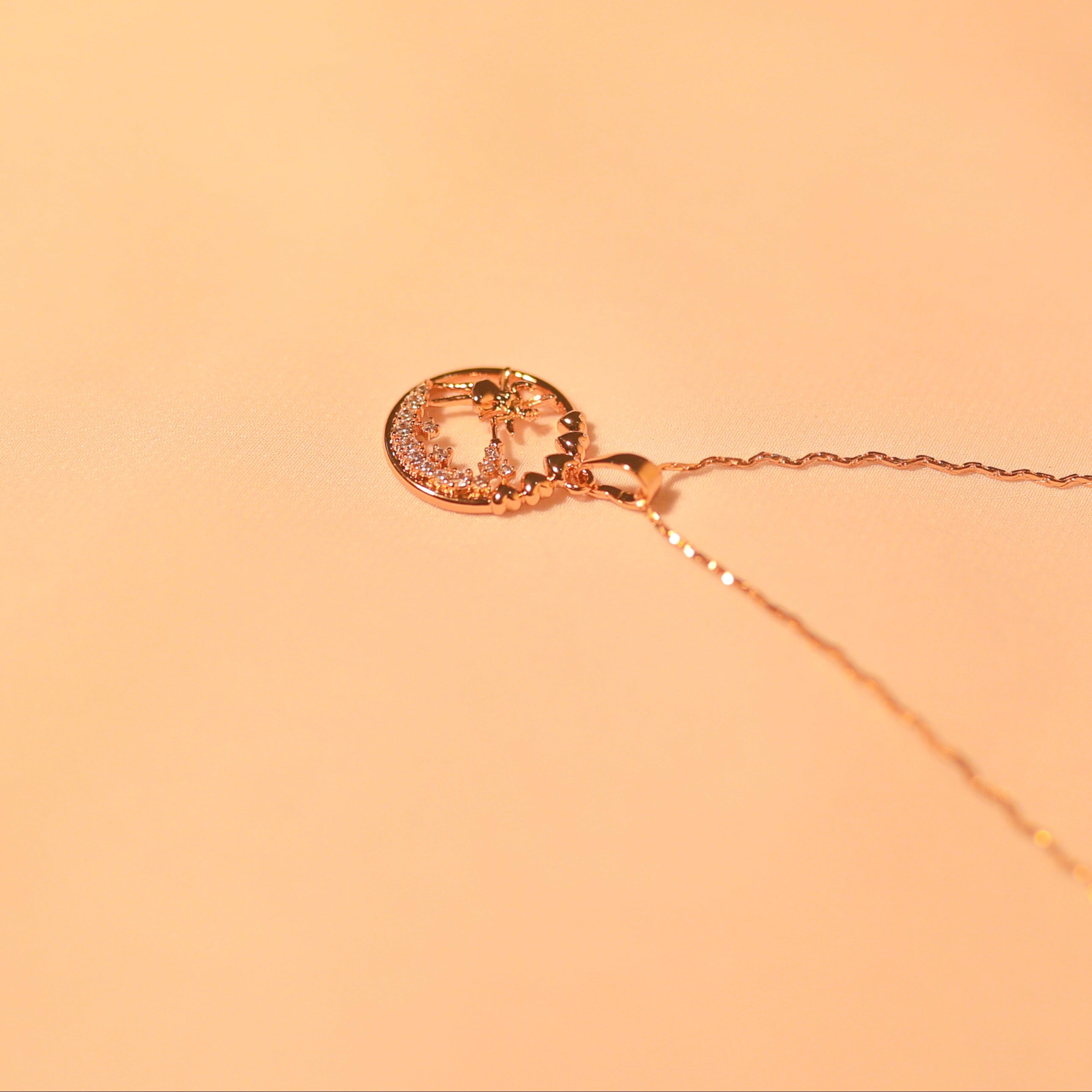 Anti-Tarnish Xuping Premium Fairy Heart Round Charm Pendant -117